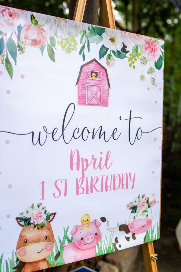 Welcome sign at a first birthday party